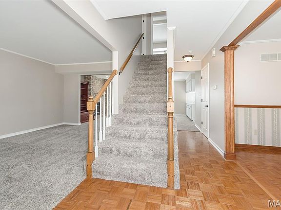3rd image of 611 Bennington Dr