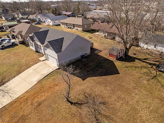 4th image of 207 Twin Hills Dr