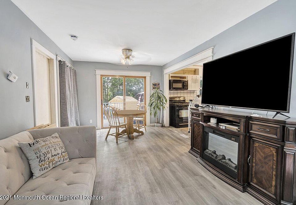 1st image of 1052 Savannah Cir