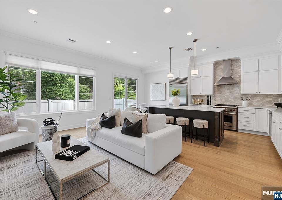 1st image of 10 Gabriel Ct