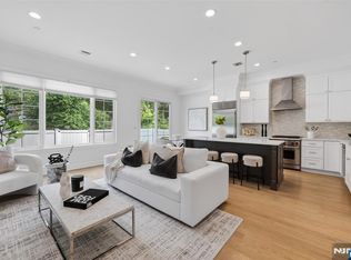 10 Gabriel Ct, Paramus, NJ 07652