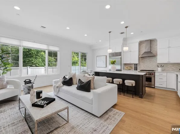 10 Gabriel Ct, Paramus, NJ 07652