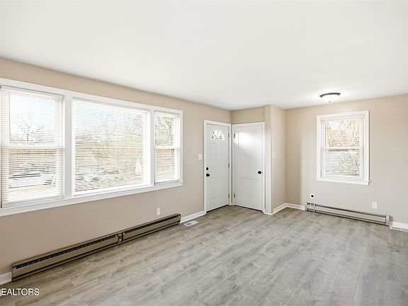 4th image of 407 Oakcrest Rd