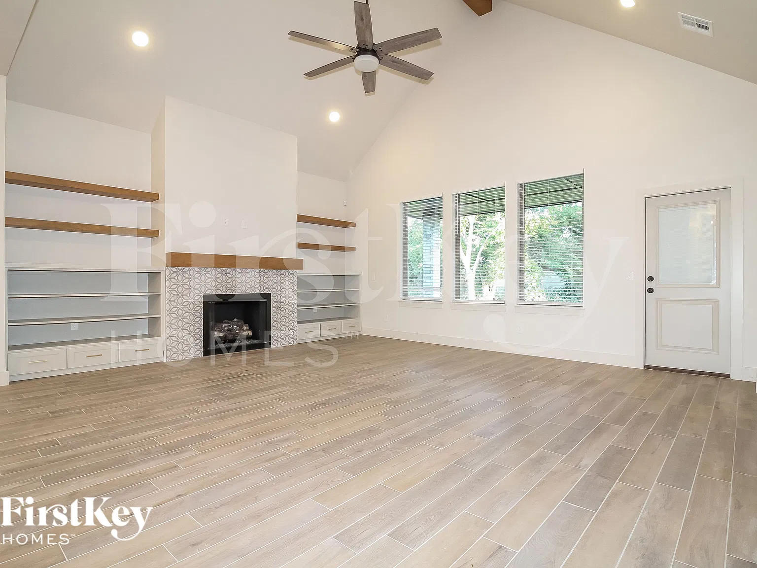 4 bed, 2.0 bath, 2105 sqft, $2,940 — Photo 3