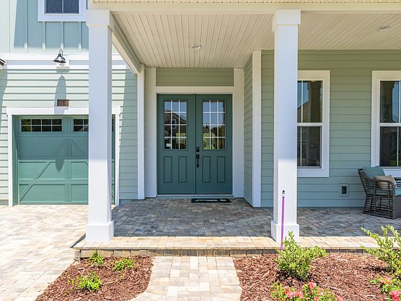 4th image of 719 Glenneyre Cir