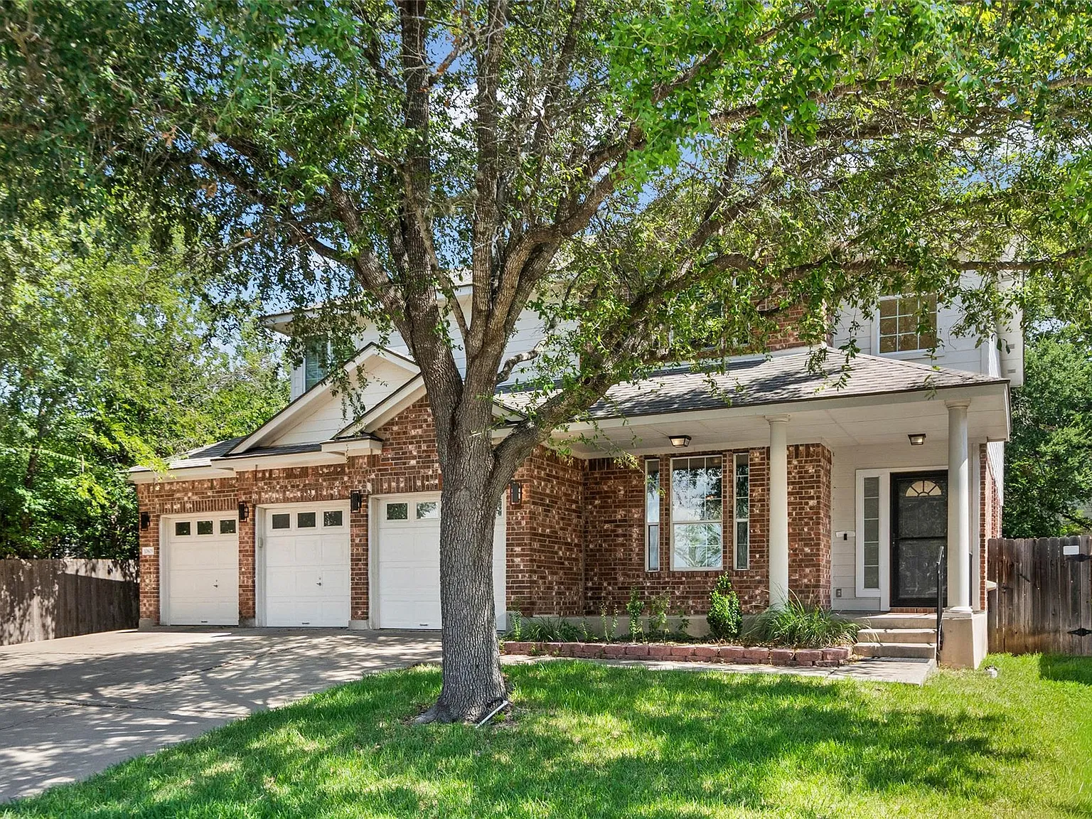 4 bed, 2.5 bath, 2505 sqft, $3,200 — Photo 2