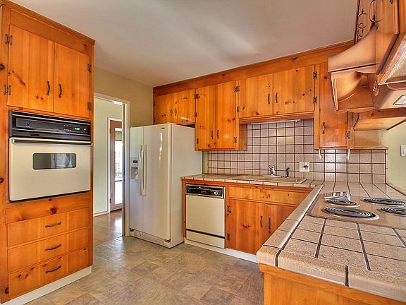 4th image of 1398 Kintyre Way