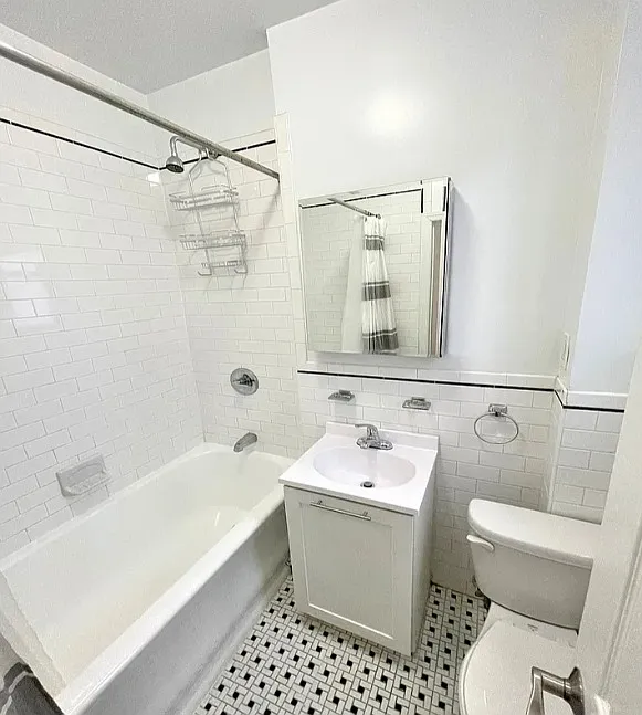 305 West 45th Street — Photo 4