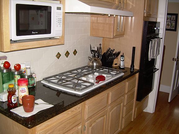 4th image of 398 Douglas St