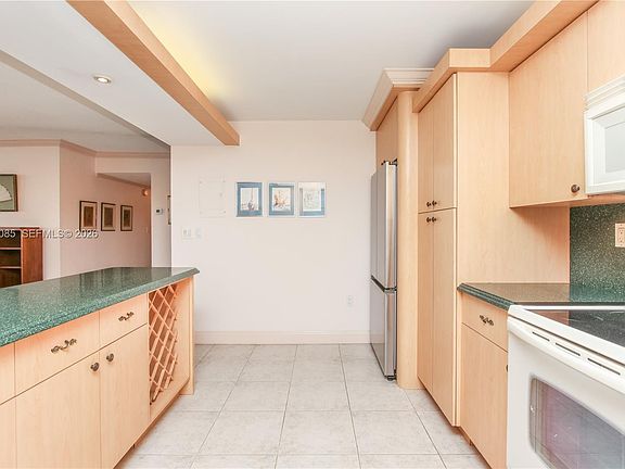4th image of 2780 NE 183rd St APT 901