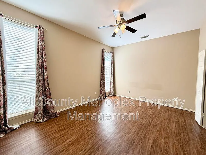 4 bed, 2.5 bath, 1953 sqft, $2,400 — Photo 4