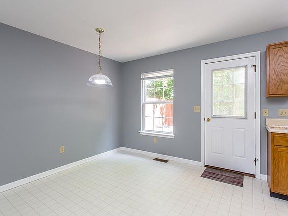 3rd image of 623 Stonewall Dr