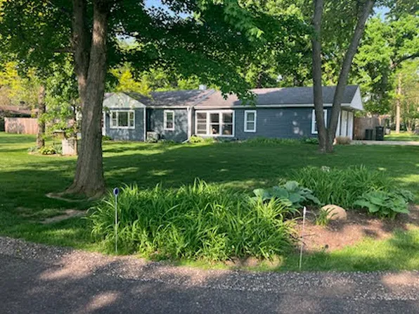 27732 Walnut Dr, Island Lake, IL 60042