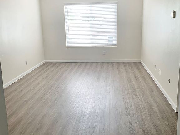 3rd image of 4728 Lamont St #13