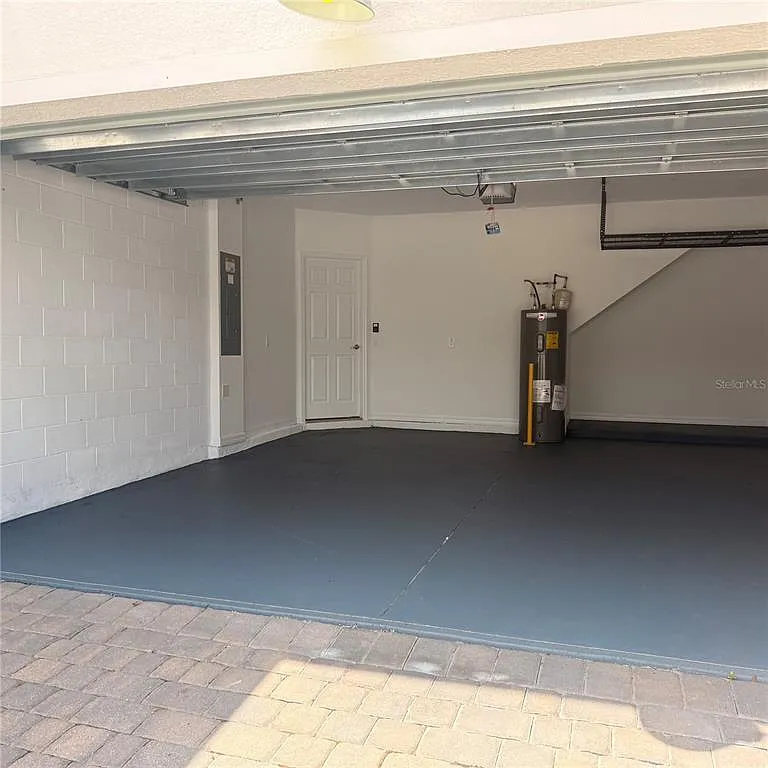 3 bed, 2.5 bath, 2043 sqft, $2,300 — Photo 3