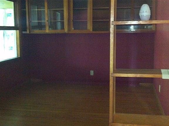 4th image of 2428 Forest Park Dr
