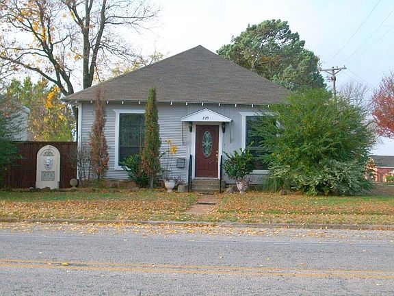 2nd image of 220 W Pecan St