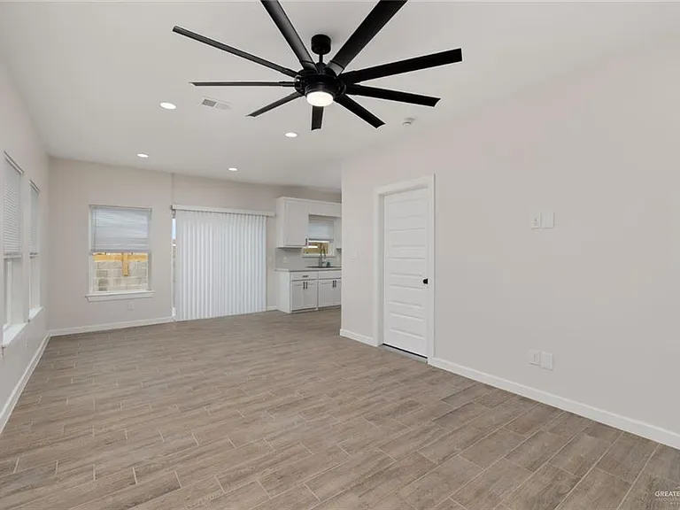 1626 W B St — Photo 12
