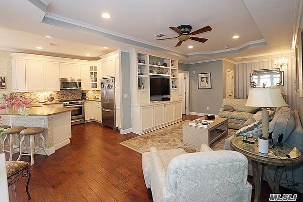 1st image of 372 Roosevelt Way