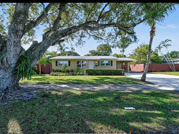 3rd image of 836 Evergreen Dr