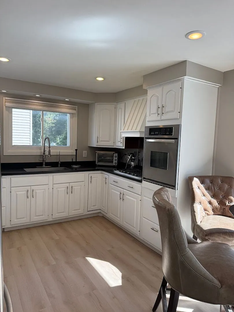 Fully furnished Deluxe Executive 5 Bedroom/ 3 Bath Liverpool Home — Photo 4