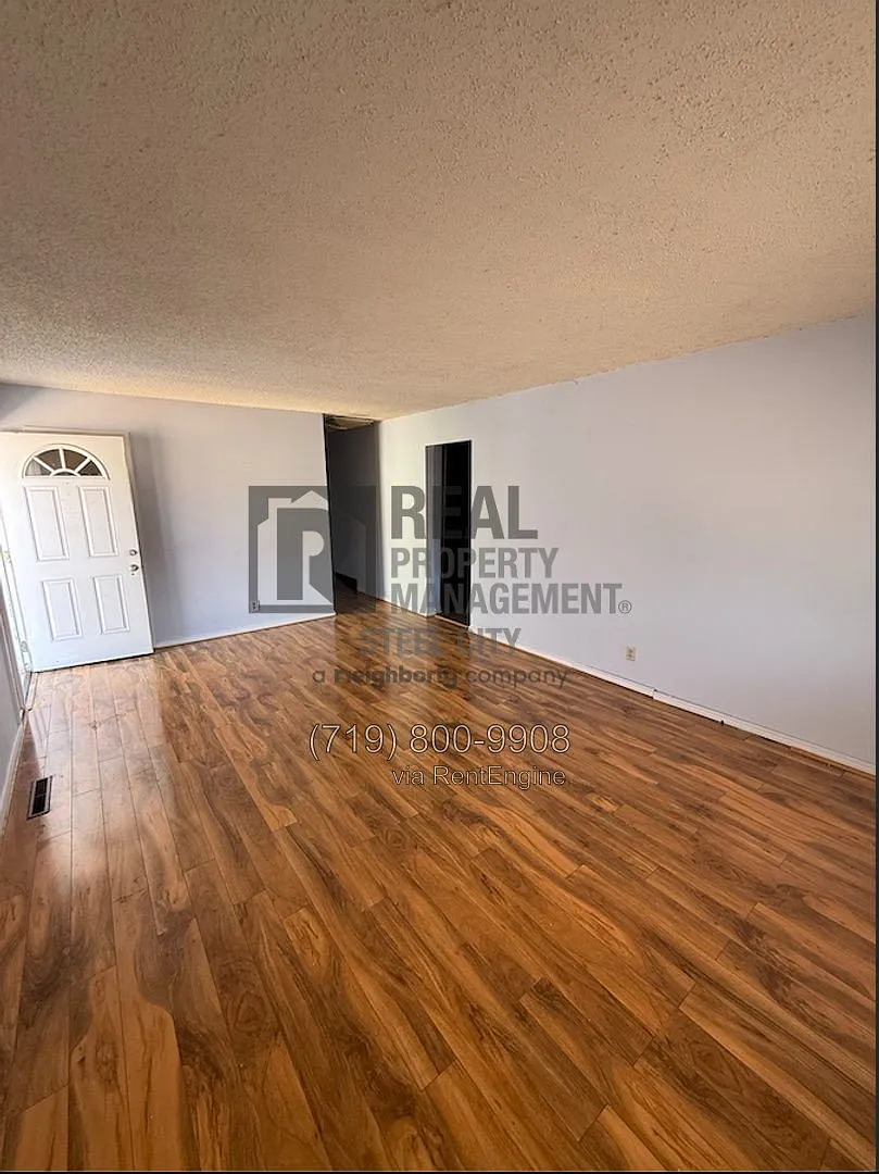 3 bed, 1.0 bath, 1008 sqft, $1,800 — Photo 2