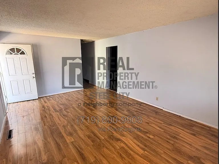 511 W Evans Ave — Photo 2