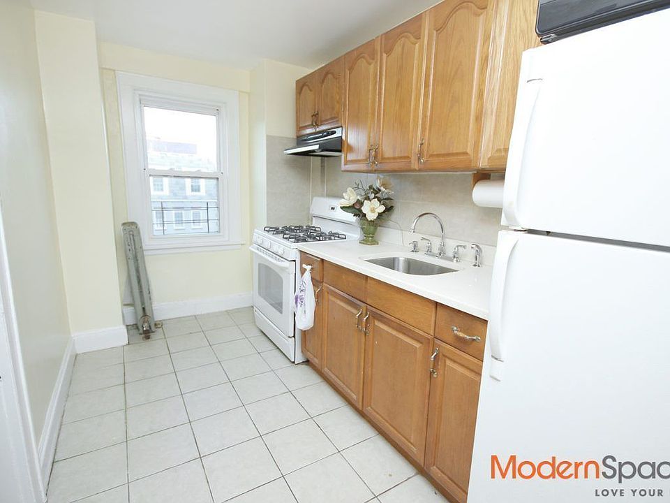 2nd image of 2115 28th St #2