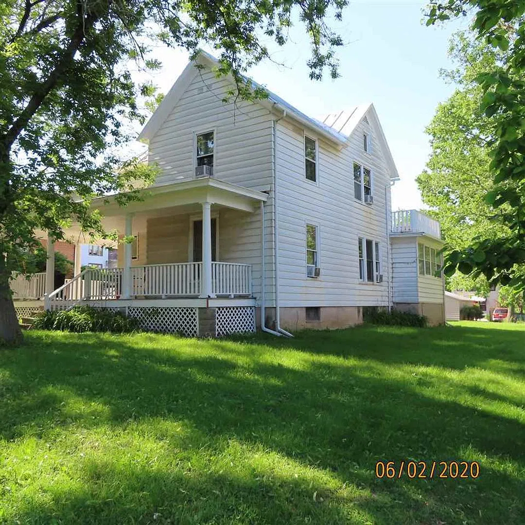 1024 E Burlington — Photo 2