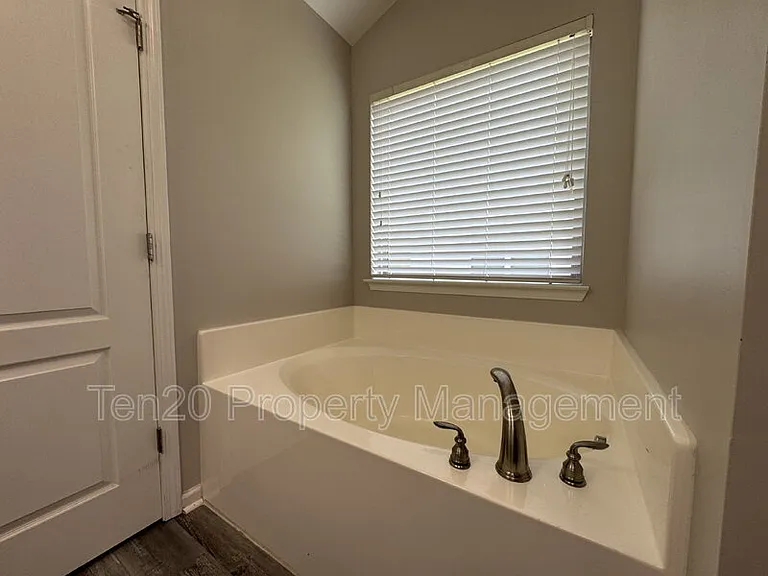 400 Gwynnes Way — Photo 19
