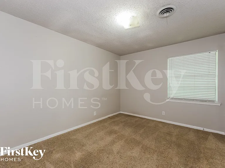 613 E University Ave — Photo 11