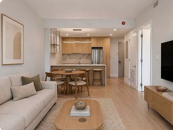 5th image of 960 Franklin Ave #212