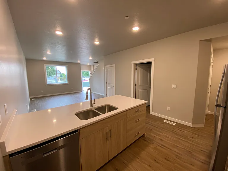 3710 S 10th Ave — Photo 4