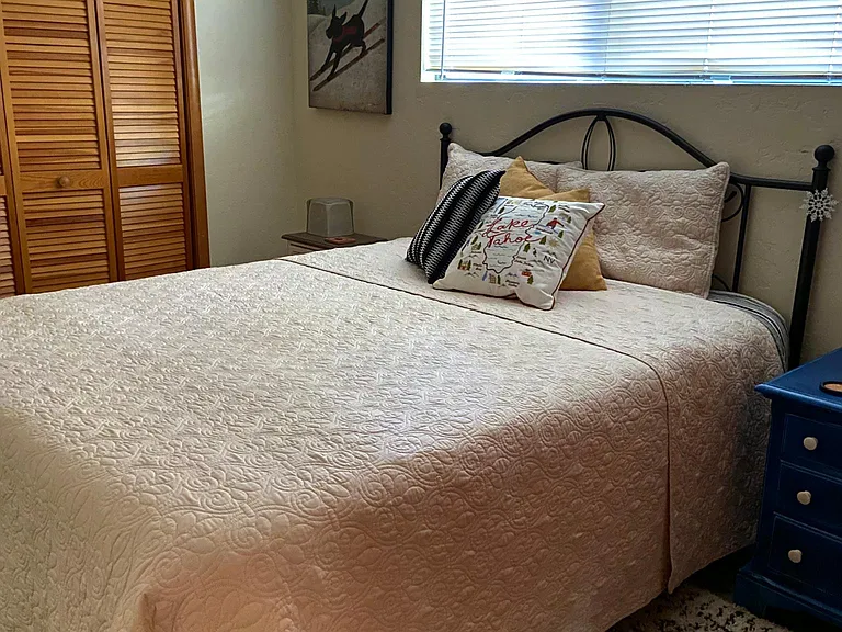 Middle bedroom
