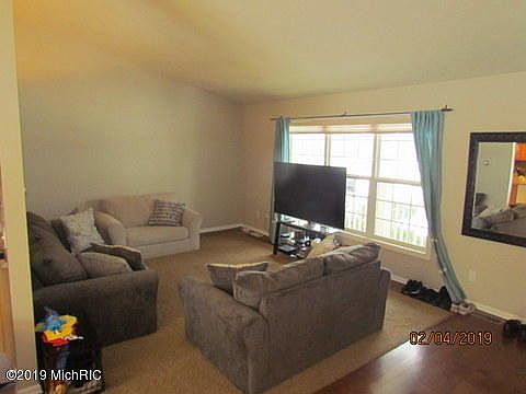4th image of 6886 Lake Bluff Dr NE