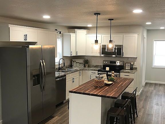 Kitchen w/ appliances 