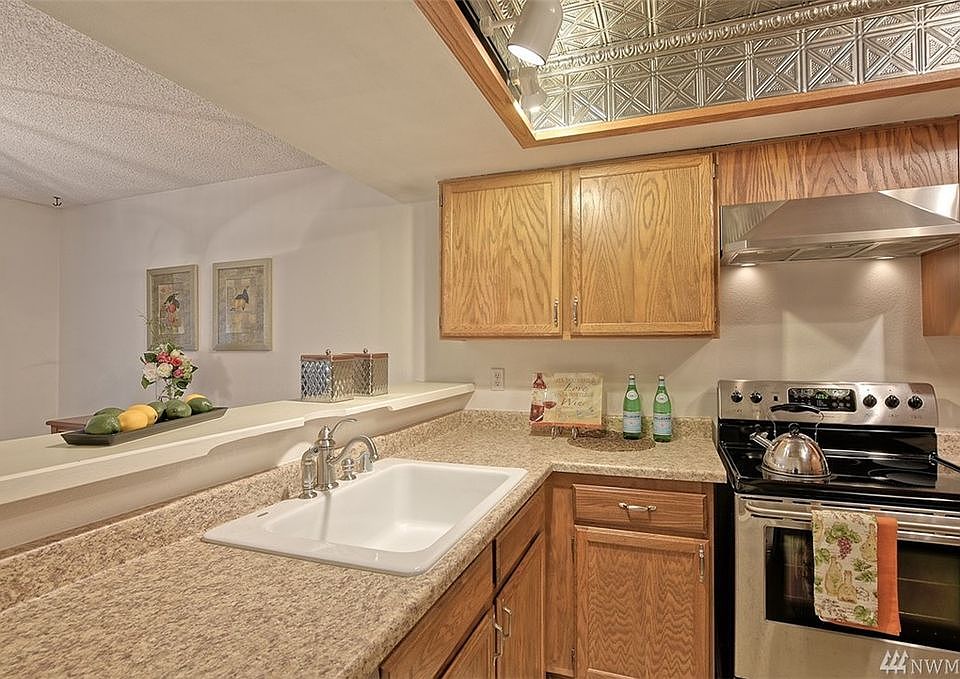 2nd image of 883 Heather Cir
