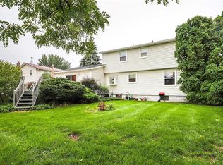 27 Paddington Dr, Rochester, NY 14624