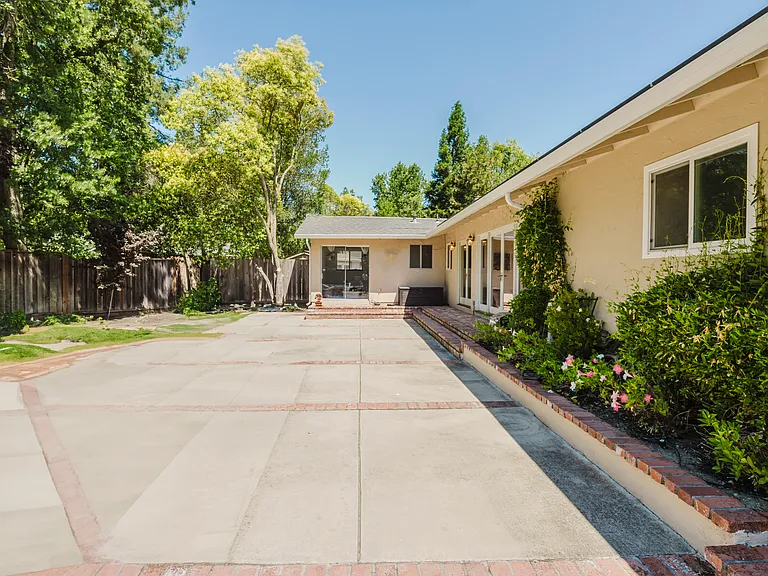 35 Sandra Ct — Photo 33