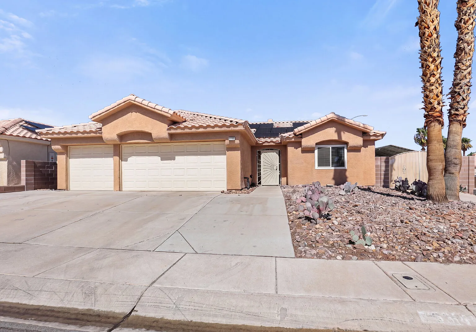 3 bed, 2.0 bath, 1591 sqft, $2,300 — Photo 2