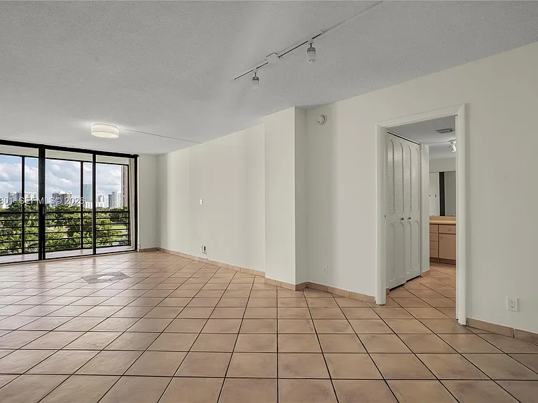 20500 W Country Club Dr #607 — Photo 6
