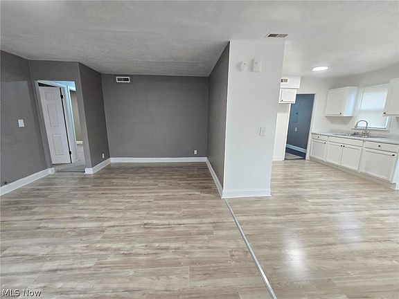 4th image of 2044 N Green Rd