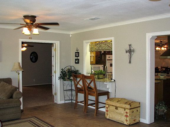 5th image of 221 Carol Ln
