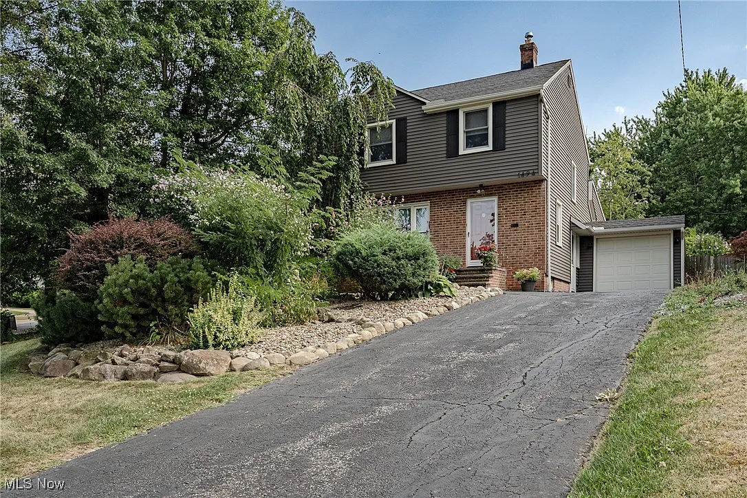 1494 Laclede Rd photo 1