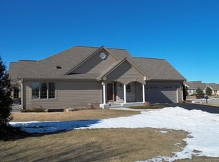 322 Eagles Cove Cir, North Prairie, WI 53153