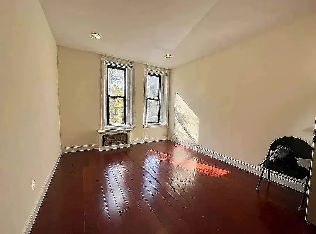 309 E 37th St — Photo 2