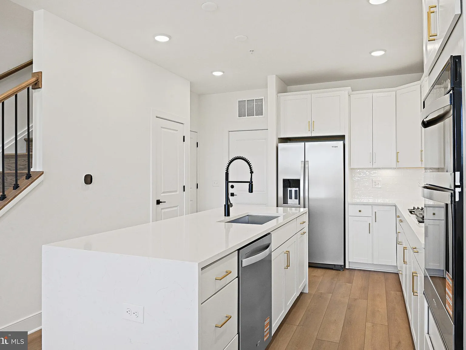 3 bed, 2.5 bath, 1572 sqft, $3,250 — Photo 2