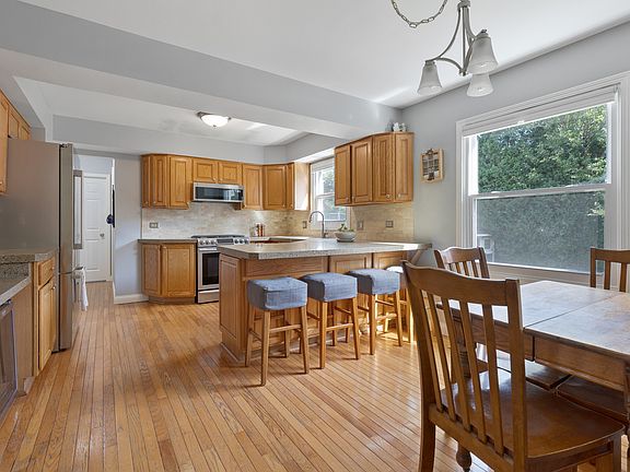 5th image of 909 Bedford Ln
