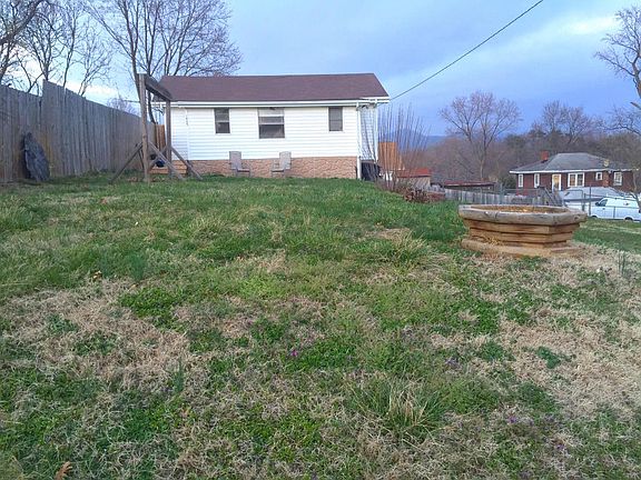 2nd image of 1525 22nd St NE