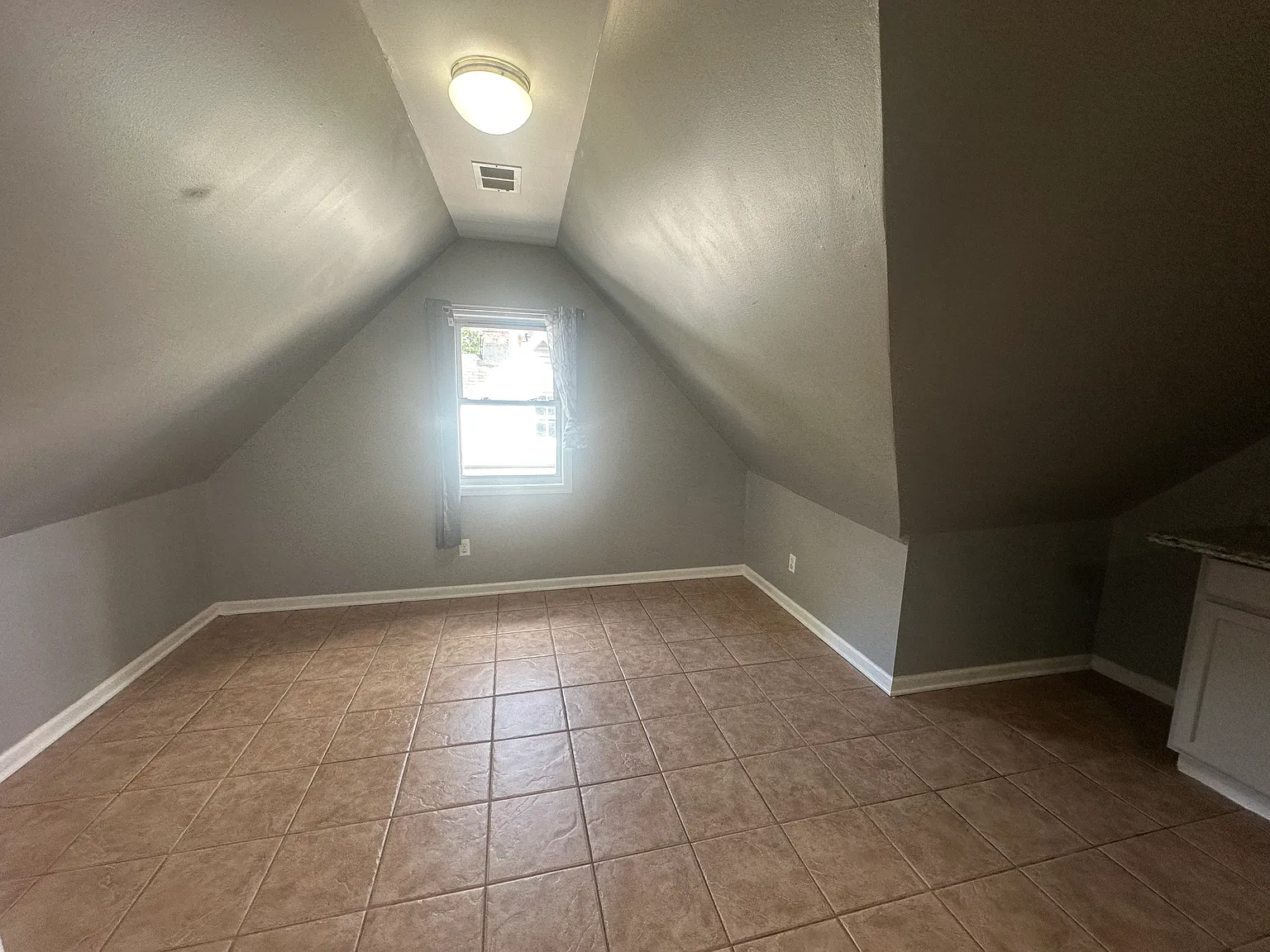 3 bed, 950 sqft, $2,300 — Photo 2